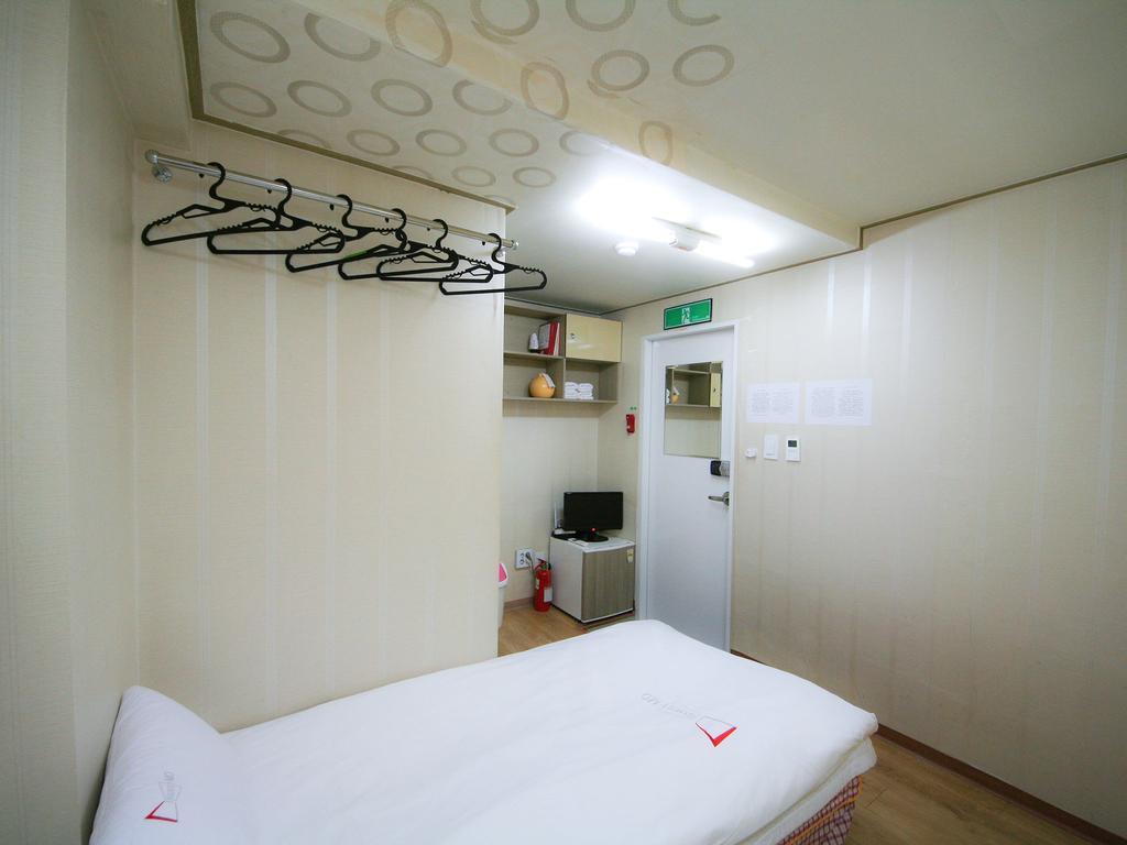 Guesthouse Myeongdong Сеул Номер фото